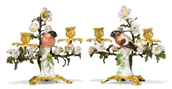 A PAIR OF LOUIS XV PORCELAIN-MOUNTED ORMOLU AND GREEN-PATINATED TWIN-LIGHT CANDELABRA - Foto 1