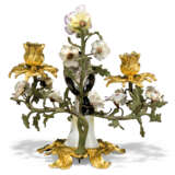 A PAIR OF LOUIS XV PORCELAIN-MOUNTED ORMOLU AND GREEN-PATINATED TWIN-LIGHT CANDELABRA - фото 4