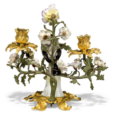 A PAIR OF LOUIS XV PORCELAIN-MOUNTED ORMOLU AND GREEN-PATINATED TWIN-LIGHT CANDELABRA - Foto 4