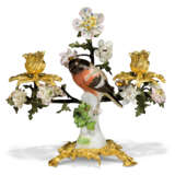 A PAIR OF LOUIS XV PORCELAIN-MOUNTED ORMOLU AND GREEN-PATINATED TWIN-LIGHT CANDELABRA - Foto 5