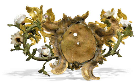 A PAIR OF LOUIS XV PORCELAIN-MOUNTED ORMOLU AND GREEN-PATINATED TWIN-LIGHT CANDELABRA - Foto 7