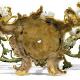 A PAIR OF LOUIS XV PORCELAIN-MOUNTED ORMOLU AND GREEN-PATINATED TWIN-LIGHT CANDELABRA - Foto 8