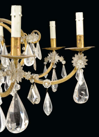 A LARGE ITALIAN ROCK-CRYSTAL AND CUT-GLASS-MOUNTED GILT-METAL EIGHT-LIGHT CHANDELIER - Foto 2