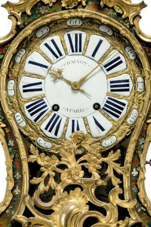 A LOUIS XV ORMOLU-MOUNTED, STAINED-HORN, MOTHER-OF-PEARL AND BRASS CONTRE-PARTIE 'BOULLE' STRIKING BRACKET CLOCK - photo 2