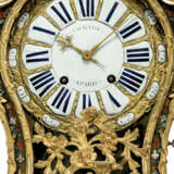 A LOUIS XV ORMOLU-MOUNTED, STAINED-HORN, MOTHER-OF-PEARL AND BRASS CONTRE-PARTIE 'BOULLE' STRIKING BRACKET CLOCK - Foto 2