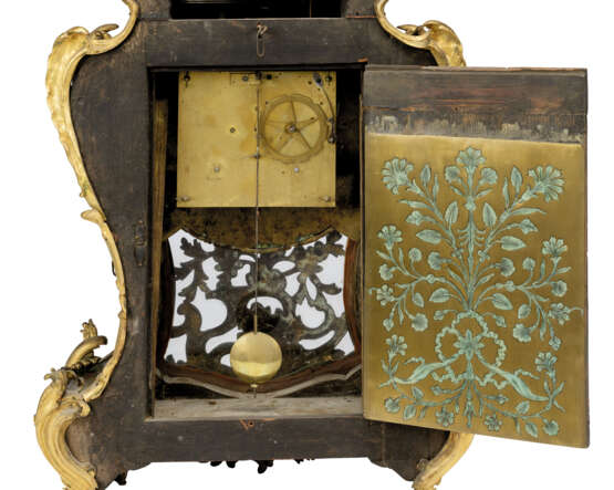 A LOUIS XV ORMOLU-MOUNTED, STAINED-HORN, MOTHER-OF-PEARL AND BRASS CONTRE-PARTIE 'BOULLE' STRIKING BRACKET CLOCK - Foto 4