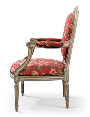 A PAIR OF LATE LOUIS XV GREY AND WHITE-PAINTED FAUTEUILS - фото 3