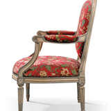 A PAIR OF LATE LOUIS XV GREY AND WHITE-PAINTED FAUTEUILS - фото 3