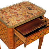 A LATE LOUIS XV ORMOLU-MOUNTED, STAINED FRUITWOOD PARQUETRY AND TULIPWOOD TABLE A ECRIRE - Foto 2