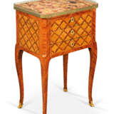 A LATE LOUIS XV ORMOLU-MOUNTED, STAINED FRUITWOOD PARQUETRY AND TULIPWOOD TABLE A ECRIRE - Foto 3