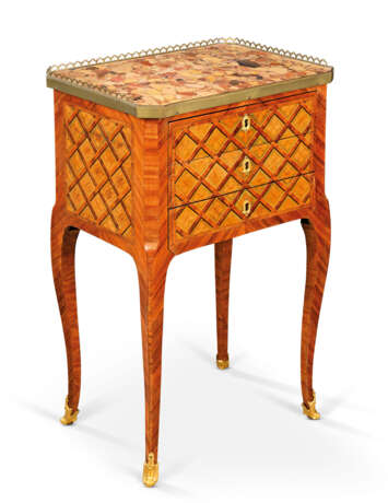 A LATE LOUIS XV ORMOLU-MOUNTED, STAINED FRUITWOOD PARQUETRY AND TULIPWOOD TABLE A ECRIRE - photo 3