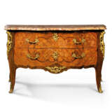 A LOUIS XV ORMOLU-MOUNTED KINGWOOD, AMARANTH AND FLORAL MARQUETRY COMMODE - Foto 1