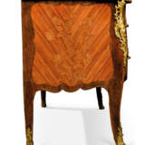 A LOUIS XV ORMOLU-MOUNTED KINGWOOD, AMARANTH AND FLORAL MARQUETRY COMMODE - фото 4
