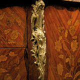 A LOUIS XV ORMOLU-MOUNTED KINGWOOD, AMARANTH AND FLORAL MARQUETRY COMMODE - Foto 6