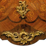 A LOUIS XV ORMOLU-MOUNTED KINGWOOD, AMARANTH AND FLORAL MARQUETRY COMMODE - фото 7