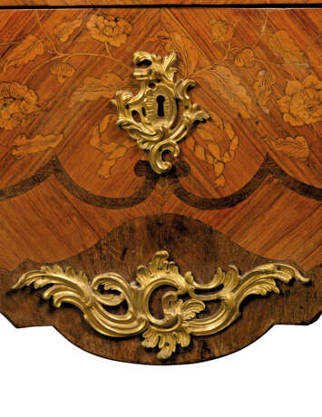 A LOUIS XV ORMOLU-MOUNTED KINGWOOD, AMARANTH AND FLORAL MARQUETRY COMMODE - Foto 7