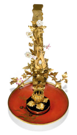 A LOUIS XV PORCELAIN-MOUNTED ORMOLU AND RED LACQUER PARAVENT CHAMBERSTICK - photo 2