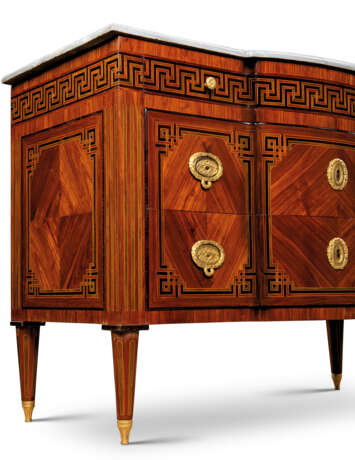 A NORTH ITALIAN STAINED FRUITWOOD AND ROSEWOOD PARQUETRY TULIPWOOD COMMODE - фото 2