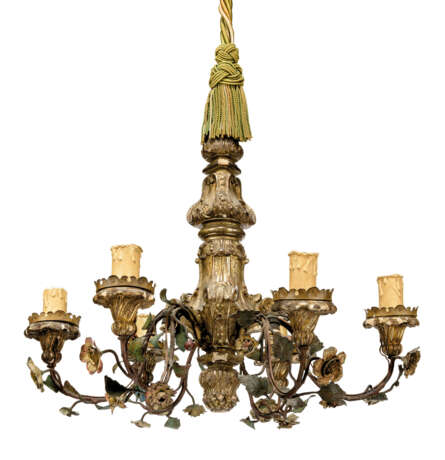 A PAIR OF NORTH ITALIAN GILT-VARNISHED-SILVERED ('MECCA') AND TOLE SIX-LIGHT CHANDELIERS - Foto 3