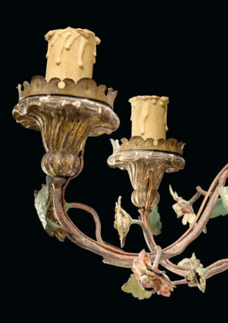 A PAIR OF NORTH ITALIAN GILT-VARNISHED-SILVERED ('MECCA') AND TOLE SIX-LIGHT CHANDELIERS - photo 4