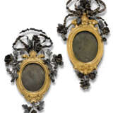 A PAIR OF ITALIAN WHITE-METAL-MOUNTED, GILT-COPPER FRAMES - Foto 1