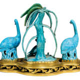 A LOUIS XV ORMOLU CENTREPIECE MOUNTED WITH CHINESE TURQUOISE-GLAZED PORCELAIN - Foto 3