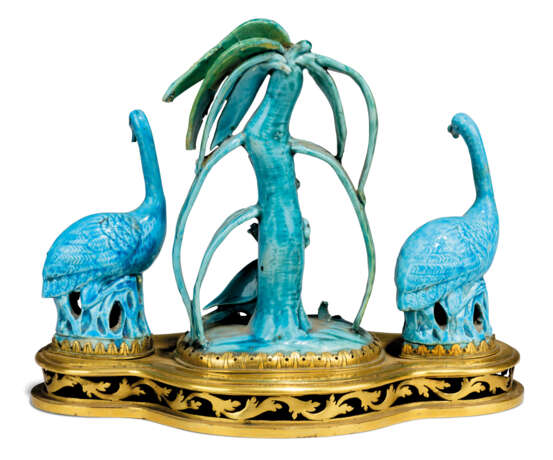 A LOUIS XV ORMOLU CENTREPIECE MOUNTED WITH CHINESE TURQUOISE-GLAZED PORCELAIN - photo 3