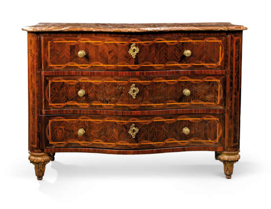 A NORTH ITALIAN TULIPWOOD AND FRUITWOOD BANDED KINGWOOD SERPENTINE COMMODE - Foto 1