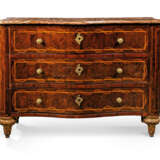 A NORTH ITALIAN TULIPWOOD AND FRUITWOOD BANDED KINGWOOD SERPENTINE COMMODE - фото 1