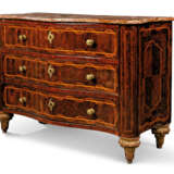 A NORTH ITALIAN TULIPWOOD AND FRUITWOOD BANDED KINGWOOD SERPENTINE COMMODE - Foto 2