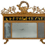 A NORTH ITALIAN GILTWOOD AND VERRE EGLOMISE TRIPLE-PLATE OVERMANTEL MIRROR - Foto 1
