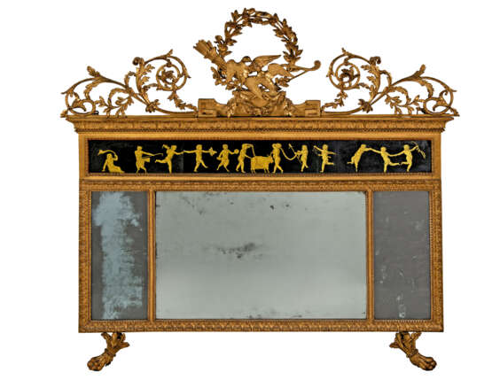 A NORTH ITALIAN GILTWOOD AND VERRE EGLOMISE TRIPLE-PLATE OVERMANTEL MIRROR - Foto 1