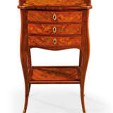 A LOUIS XV ORMOLU-MOUNTED TULIPWOOD, AMARANTH AND STAINED FRUITWOOD TABLE EN CHIFFONNIERE - Foto 1