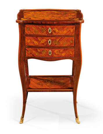 A LOUIS XV ORMOLU-MOUNTED TULIPWOOD, AMARANTH AND STAINED FRUITWOOD TABLE EN CHIFFONNIERE - Foto 1