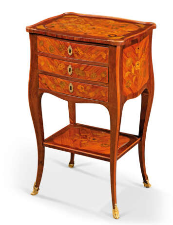 A LOUIS XV ORMOLU-MOUNTED TULIPWOOD, AMARANTH AND STAINED FRUITWOOD TABLE EN CHIFFONNIERE - Foto 3