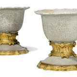 A PAIR OF LOUIS XV ORMOLU-MOUNTED CHINESE GE-TYPE GREY PORCELAIN BOWLS - фото 1