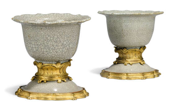 A PAIR OF LOUIS XV ORMOLU-MOUNTED CHINESE GE-TYPE GREY PORCELAIN BOWLS - фото 3