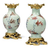 A PAIR OF LOUIS XV-STYLE ORMOLU-MOUNTED CHINESE UNDERGLAZE BLUE AND COPPER-RED CELADON PORCELAIN VASES - Foto 3