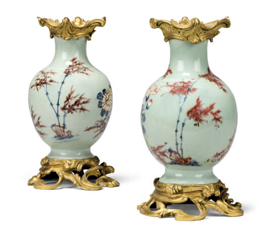 A PAIR OF LOUIS XV-STYLE ORMOLU-MOUNTED CHINESE UNDERGLAZE BLUE AND COPPER-RED CELADON PORCELAIN VASES - фото 3