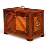 AN ITALIAN TULIPWOOD, KINGWOOD, SATINE AND INDIAN ROSEWOOD TABLETOP DOCUMENT CHEST - Foto 1