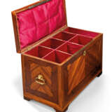 AN ITALIAN TULIPWOOD, KINGWOOD, SATINE AND INDIAN ROSEWOOD TABLETOP DOCUMENT CHEST - Foto 2
