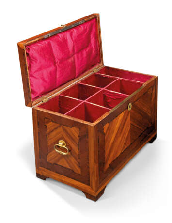 AN ITALIAN TULIPWOOD, KINGWOOD, SATINE AND INDIAN ROSEWOOD TABLETOP DOCUMENT CHEST - Foto 2