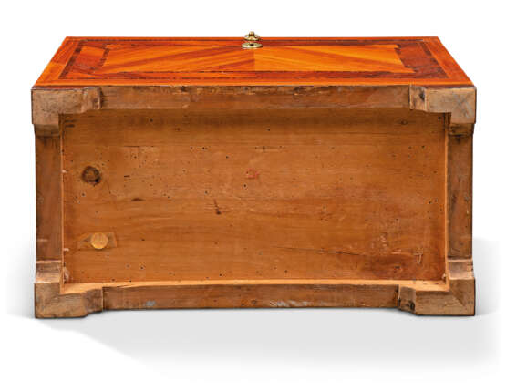 AN ITALIAN TULIPWOOD, KINGWOOD, SATINE AND INDIAN ROSEWOOD TABLETOP DOCUMENT CHEST - Foto 4