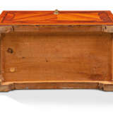 AN ITALIAN TULIPWOOD, KINGWOOD, SATINE AND INDIAN ROSEWOOD TABLETOP DOCUMENT CHEST - Foto 4