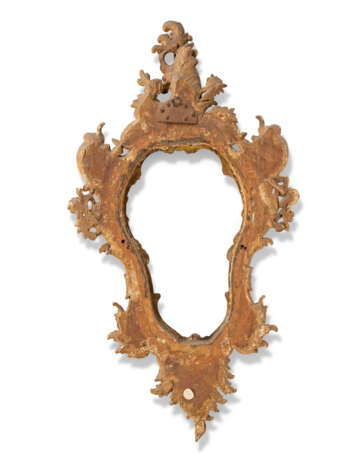 A NORTH ITALIAN REVERSE-CUT-MIRROR-MOUNTED GILTWOOD CARTOUCHE-SHAPED FRAME - фото 2