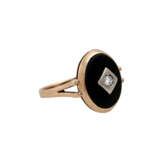 Ring mit ovalem Onyx und zentralem Brillant von ca. 0.1 ct, - photo 1