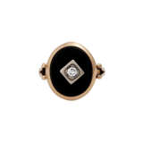 Ring mit ovalem Onyx und zentralem Brillant von ca. 0.1 ct, - photo 2