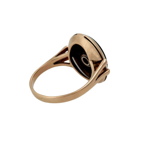 Ring mit ovalem Onyx und zentralem Brillant von ca. 0.1 ct, - photo 3