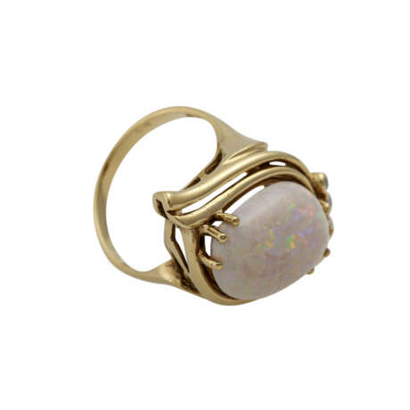 Ring mit weißem Opal und 3 kleinen Brillanten, zusammen ca. 0,03 ct - photo 1
