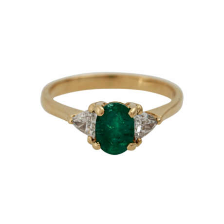 Ring mit oval facettiertem Smaragd von ca. 0,7 ct, - photo 2
